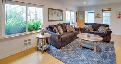 Charming Gold Beach Home < 1 Mi to Rogue River!