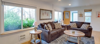 Charming Gold Beach Home < 1 Mi to Rogue River!