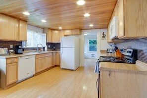 House (2 Bedrooms) | Private kitchen | Microwave, oven, stovetop, dishwasher