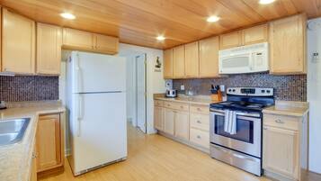 Casa (2 Bedrooms) | Cocina privada | Microondas, horno, parrilla de estufa y lavavajillas