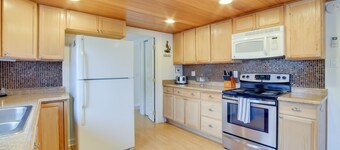 Charming Gold Beach Home < 1 Mi to Rogue River!