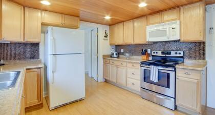 Charming Gold Beach Home < 1 Mi to Rogue River!