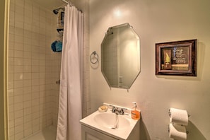 House (6 Bedrooms) | Interior