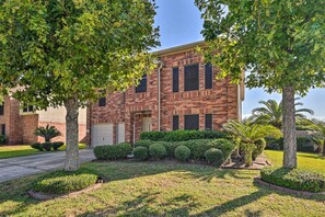 House (6 Bedrooms) | Interior - Family-friendly Home ~ 12 Mi to Space Center! (Pasadena)