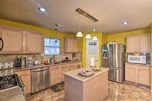 House (6 Bedrooms) | Private kitchen | Microwave, oven, stovetop, dishwasher