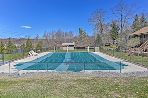 House (5 Bedrooms) | Interior - Deck & Backyard: Tobyhanna Family Home (Tobyhanna)