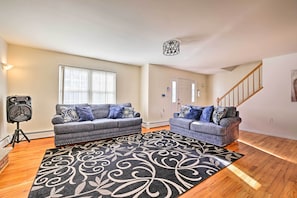 House (5 Bedrooms) | Interior - Deck & Backyard: Tobyhanna Family Home (Tobyhanna)