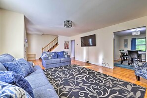 House (5 Bedrooms) | Interior - Deck & Backyard: Tobyhanna Family Home (Tobyhanna)