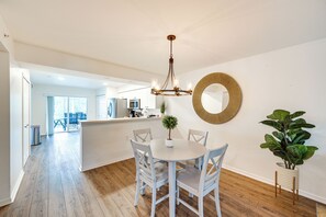 Apartment (2 Bedrooms) | Interior - Naples Condo w/ Pool Access ~ 6 Mi to Beach (Naples)