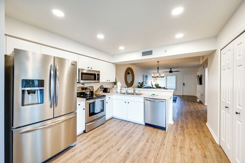 Naples Condo w/ Pool Access ~ 6 Mi to Beach