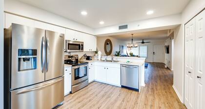 Naples Condo w/ Pool Access ~ 6 Mi to Beach