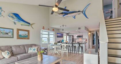 Beachy Rockport Condo w/ Pool & Fishing Pier!