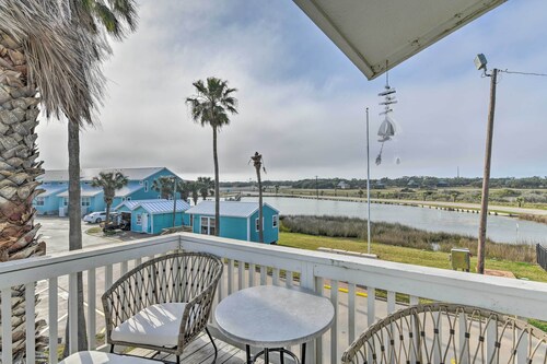 Beachy Rockport Condo w/ Pool & Fishing Pier!