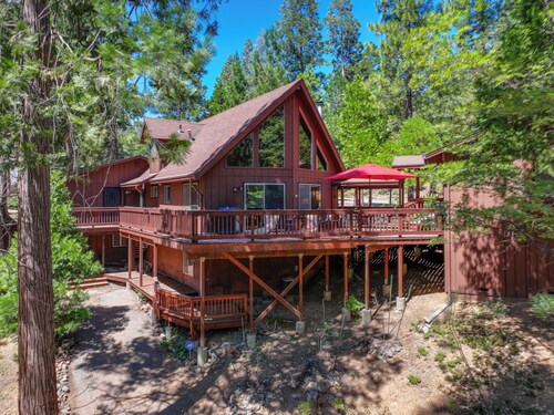 Furnished Deck: High Sierra Cabin in Twain Harte!