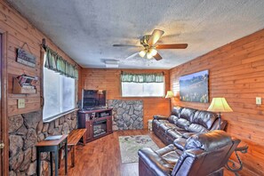 House (2 Bedrooms) | Interior - Cabin w/ Mtn Views - 5 Mi to Mueller State Park! (Divide)