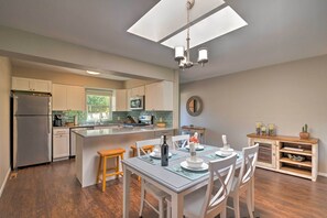 Interior - Bright Ruidoso Condo w/ Deck & Golf Course Views! (Ruidoso)