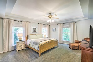 Hus (4 Bedrooms) | 4 soverom, skrivebord, skrivebord for bærbar PC og strykejern/-brett