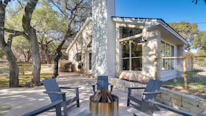 A patio with outdoor seating and a fire pit. - Shaded Getaway w/ BBQ & Fire Pit in Austin! (Austin)