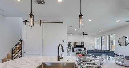 Chic Austin House w/ Spacious Backyard & Hammock