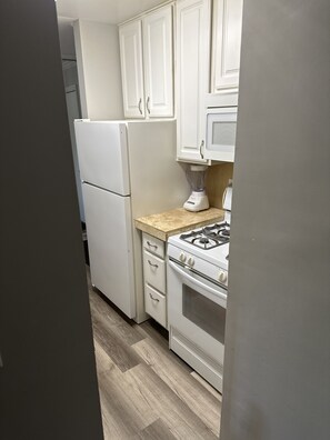 Fridge, microwave, oven, stovetop - Cozy condo (Aurora)