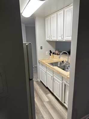 Fridge, microwave, oven, stovetop - Cozy condo (Aurora)