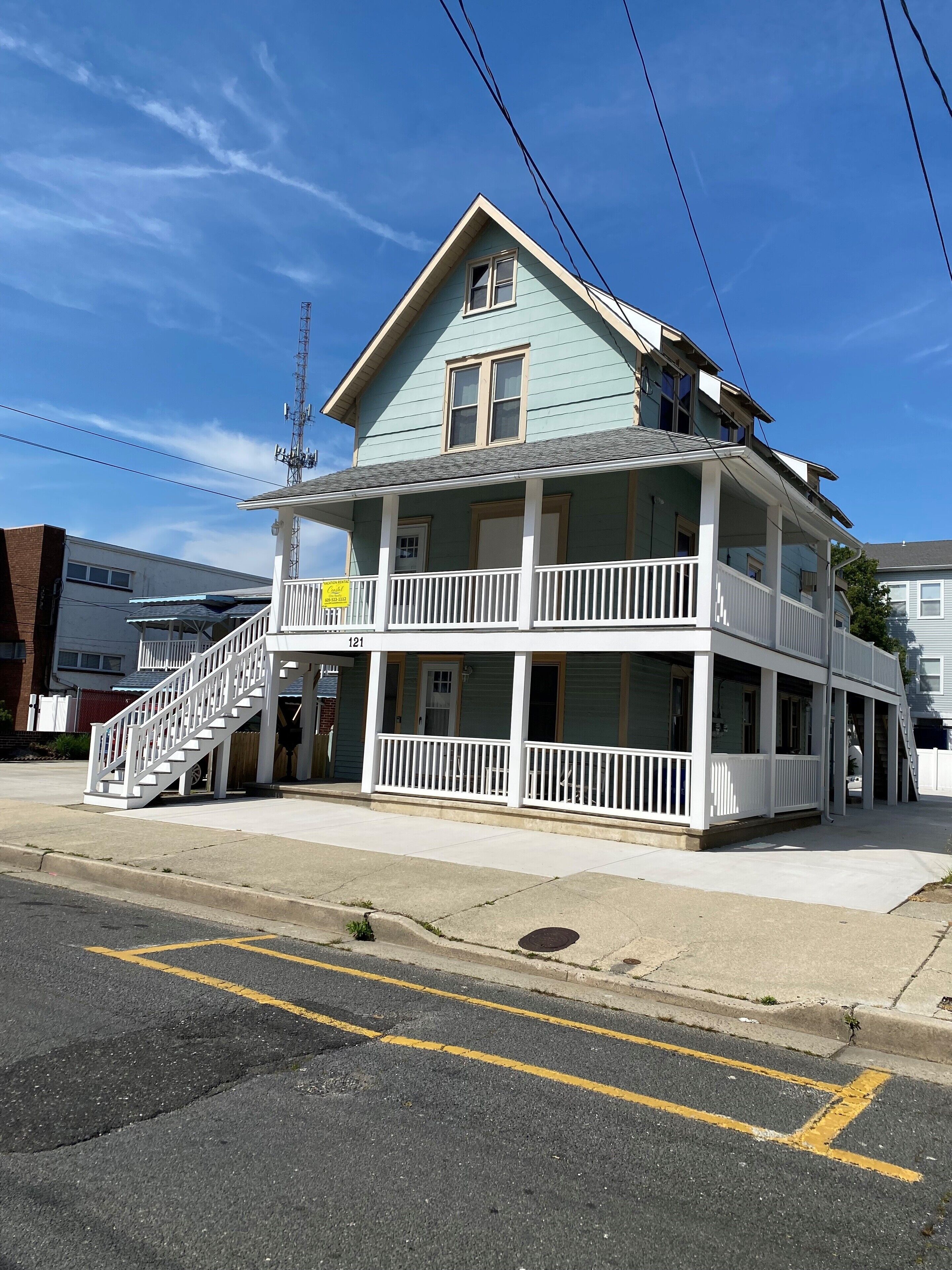 2BED/1BATH JUST A FEW BLOCKS FROM BEACH BOARDS RIDES WATERPARKS SLEEPS 10!!