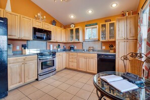 House (5 Bedrooms) | Interior