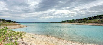 峽谷湖畔度假屋，附火坑，附近有船坡道！