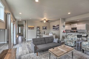 Interior - Chic Bend Home w/ Deck < 3 Mi to Downtown! (Bend)