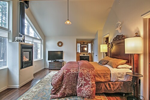 1 Mi to Mtn, 1 More to Shore! Luxury Tahoe Home
