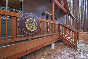 Una terraza de madera con un letrero que dice The Little Lodge St. Catherine's Wood.