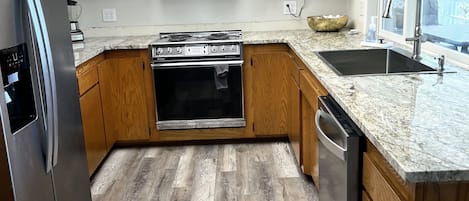 Refrigerador, microondas, horno y parrilla de estufa