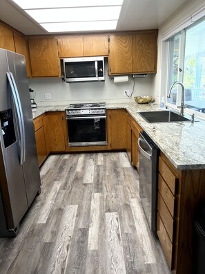 Refrigerador, microondas, horno y parrilla de estufa 