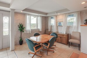 Apartment (1 Bedroom) | Interior - Wooded Apt w/ River Views, 3 Mi to Dtwn Cincinnati (Cincinnati)