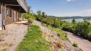 A stone building with a balcony, a gravel path, and a view of a lake. - Riverview Hideaway, 3 Mi to Dtwn Cincinnati (Cincinnati)