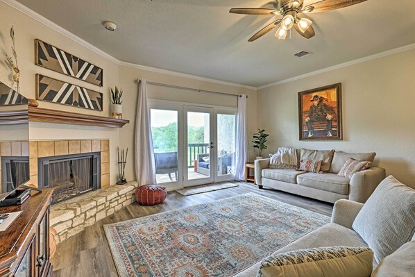 公寓 (2 Bedrooms) | 客廳 | 電視、壁爐、書籍