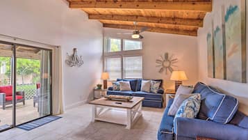 House (2 Bedrooms) | Living area | TV, books