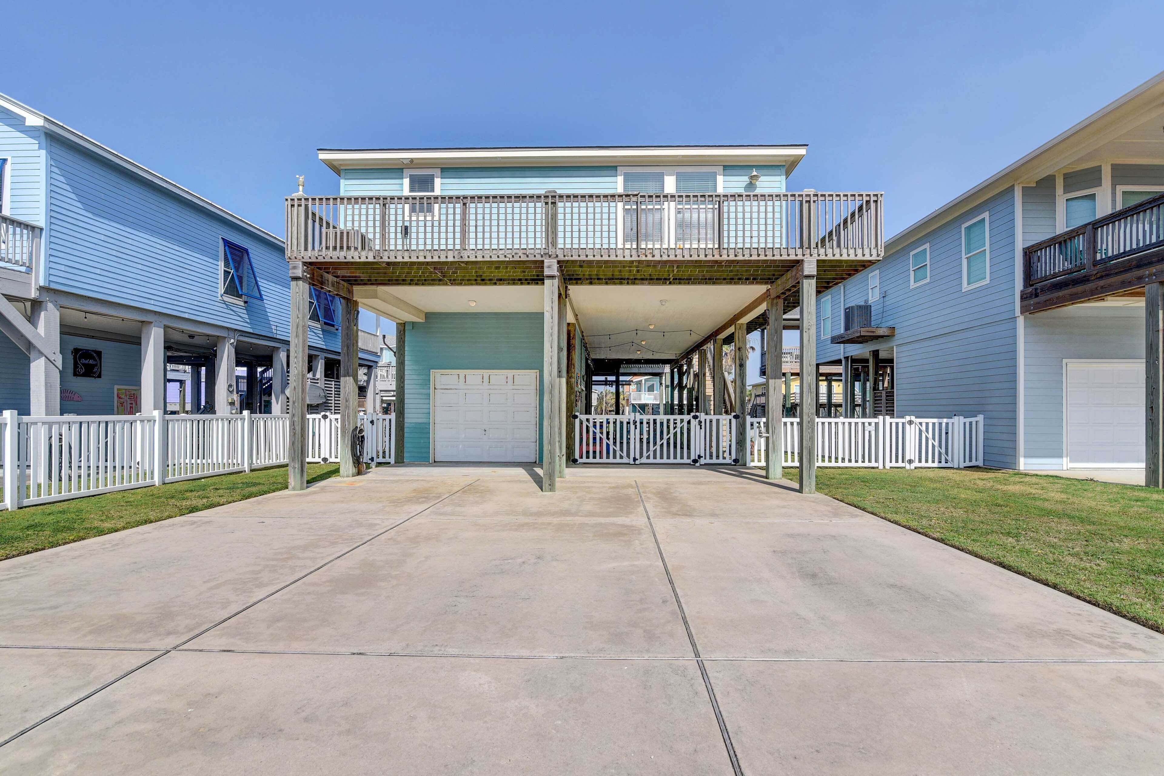 Un appartement en copropriété situé en bord de mer, doté d’une passerelle couverte, de plusieurs balcons et d’un garage.