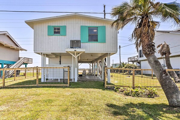 Interior - Gulf Coast Views: Stilted Retreat in Galveston! (Galveston)