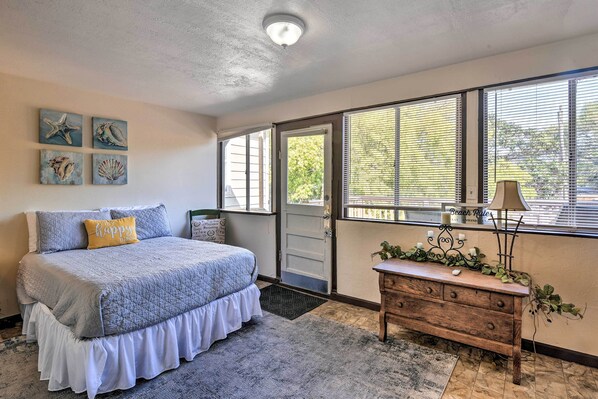 2 間臥室、筆電工作空間、床單