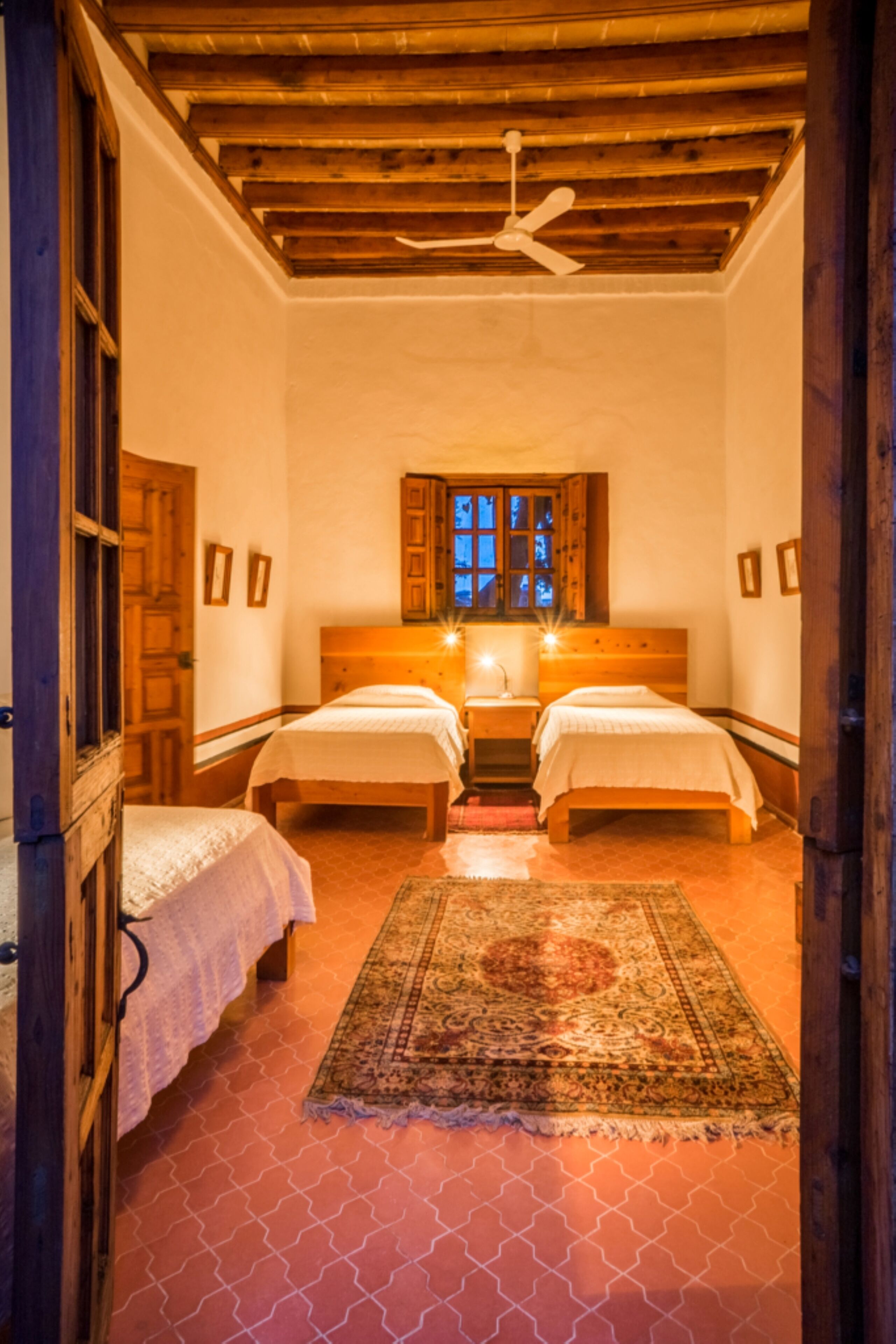 Decoración personalizada, muebles diferentes y ropa de cama 