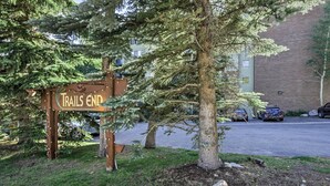 A sign indicating the end of trails, surrounded by trees and a building in the background. - Walk to Main St & Ski Lift: Breck Condo w/ Pool! (Breckenridge)
