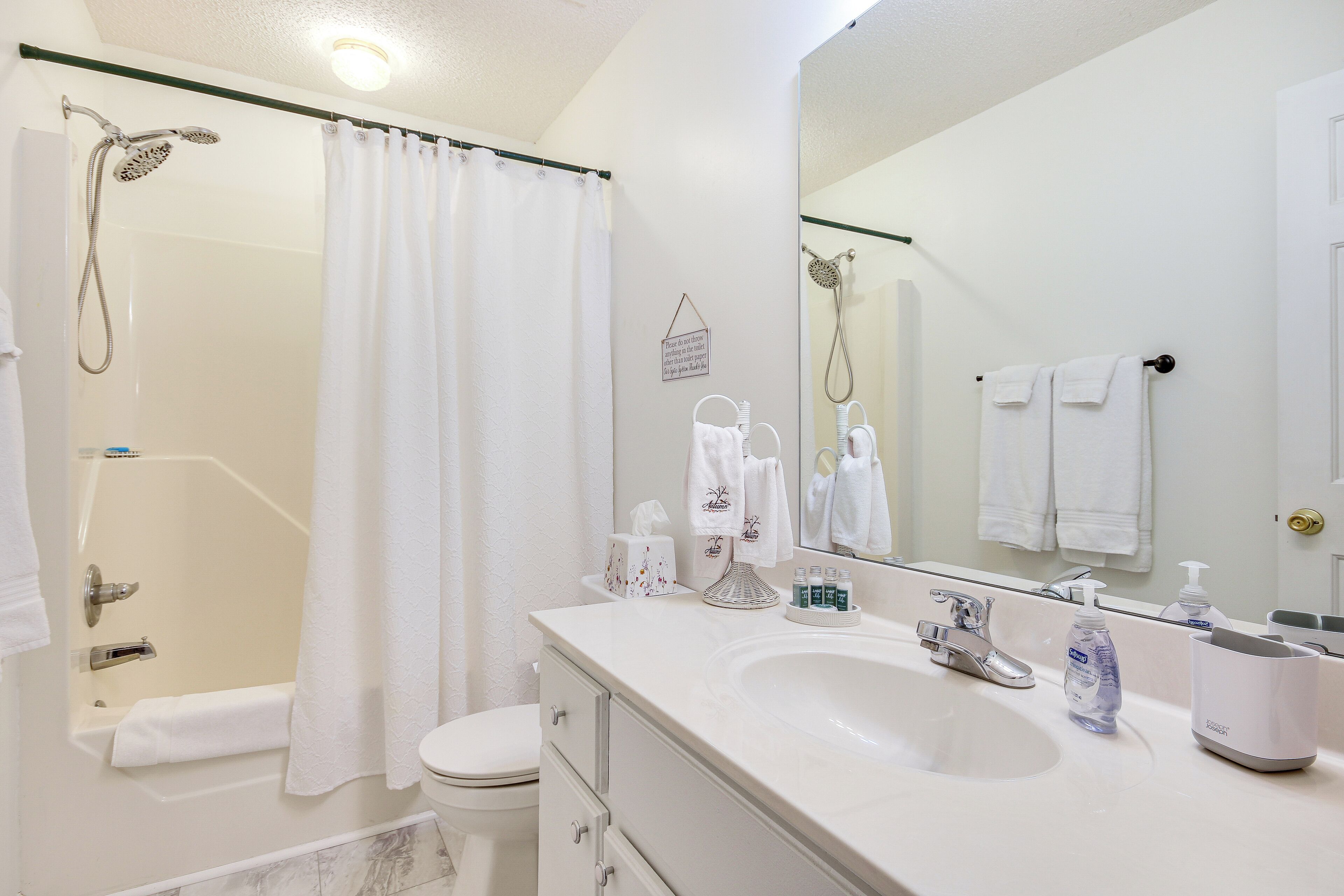 Ein modernes Badezimmer mit Badewanne, Toilette und Waschbecken.