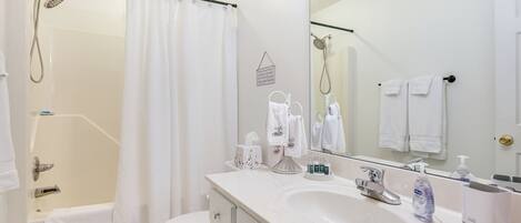 Ein modernes Badezimmer mit Badewanne, Toilette und Waschbecken.