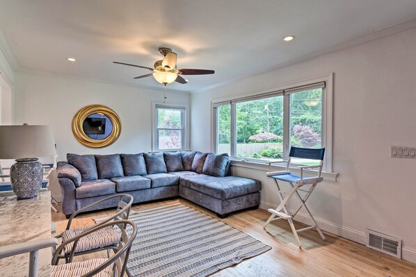 Interior - Hamptons Bay Home on Shinnecock Bay w/ Yard! (Hampton Bays)