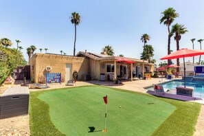 Interior - Private Pool & Putting Green: Palm Springs Home! (Palm Springs)