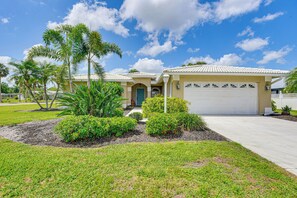 Interior - Pool, Lake & Sunset Views: Home in Sarasota (Sarasota)