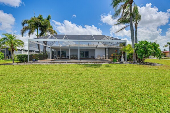 Interior - Pool, Lake & Sunset Views: Home in Sarasota (Sarasota)