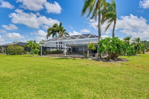 Interior - Pool, Lake & Sunset Views: Home in Sarasota (Sarasota)