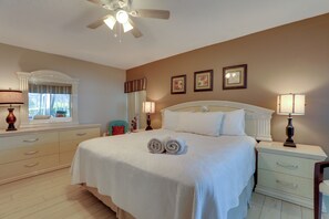 Interior - Pool, Lake & Sunset Views: Home in Sarasota (Sarasota)